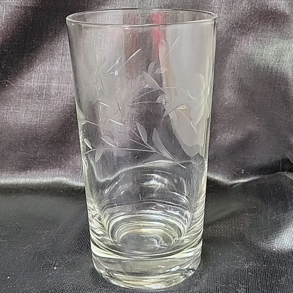 ‎Vintage set of 4 etched drinking glasses and pitcher